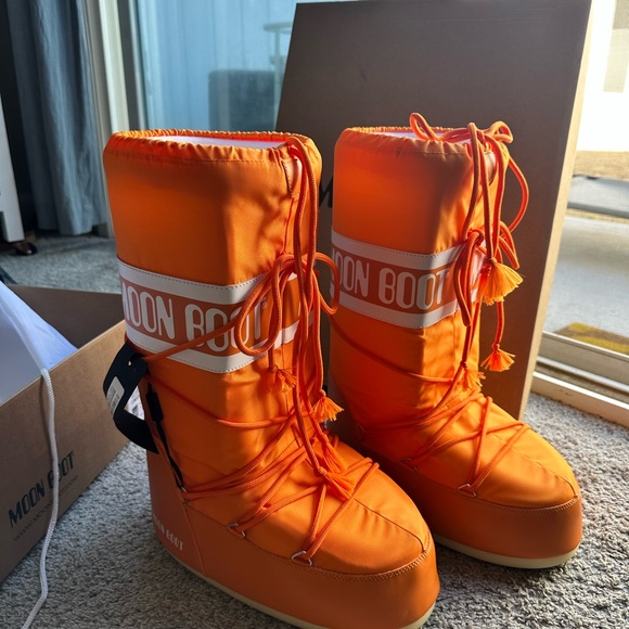 Brand New MOON BOOTS ICON ORANGE NYLON – Unworn + Bonus Bag! 🚀